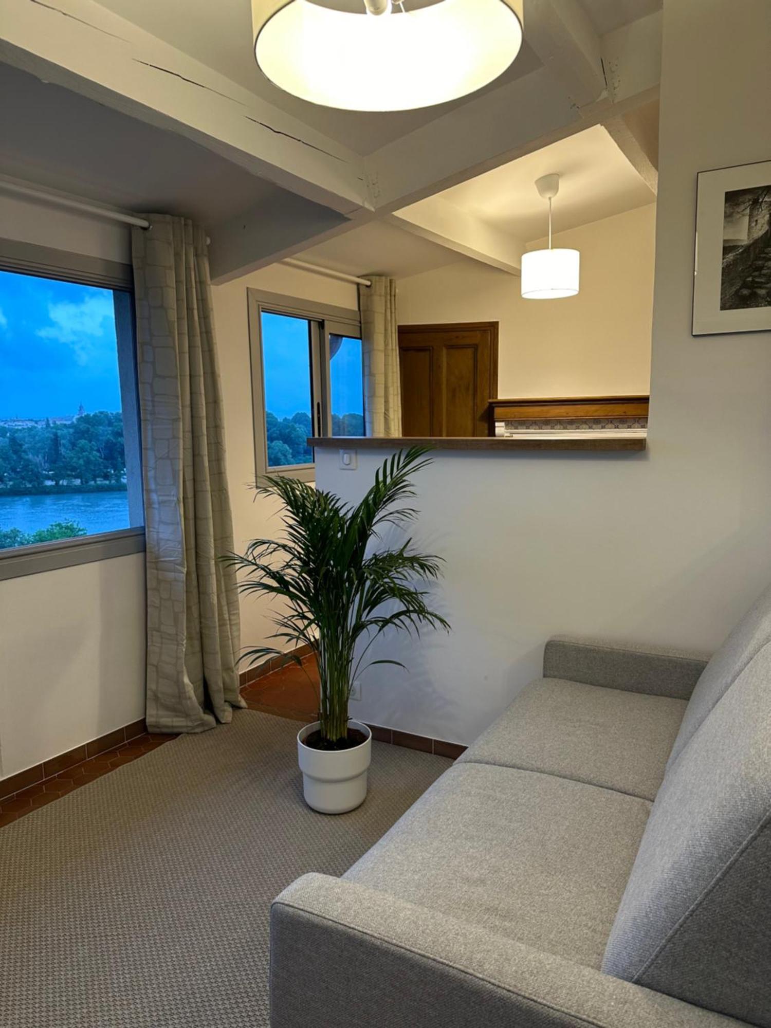 Charmante Petite Maison Avec Vue Panoramique, En Centre Historique, Proche D'Avignon, Ancienne, Renovee, Climatisee, Terrasse, Parking Public Gratuit Villeneuve-les-Avignon Luaran gambar