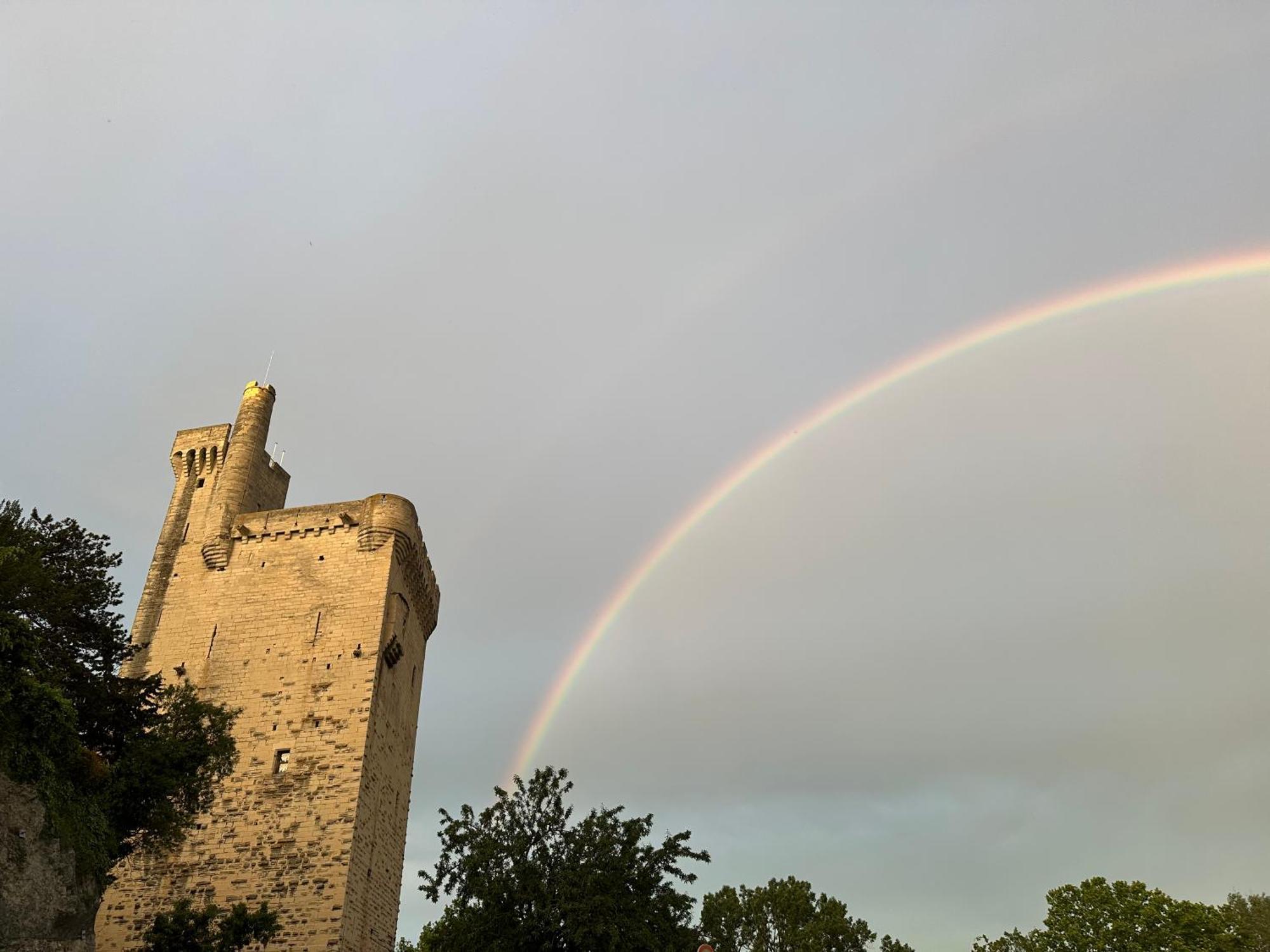 Charmante Petite Maison Avec Vue Panoramique, En Centre Historique, Proche D'Avignon, Ancienne, Renovee, Climatisee, Terrasse, Parking Public Gratuit Villeneuve-les-Avignon Luaran gambar