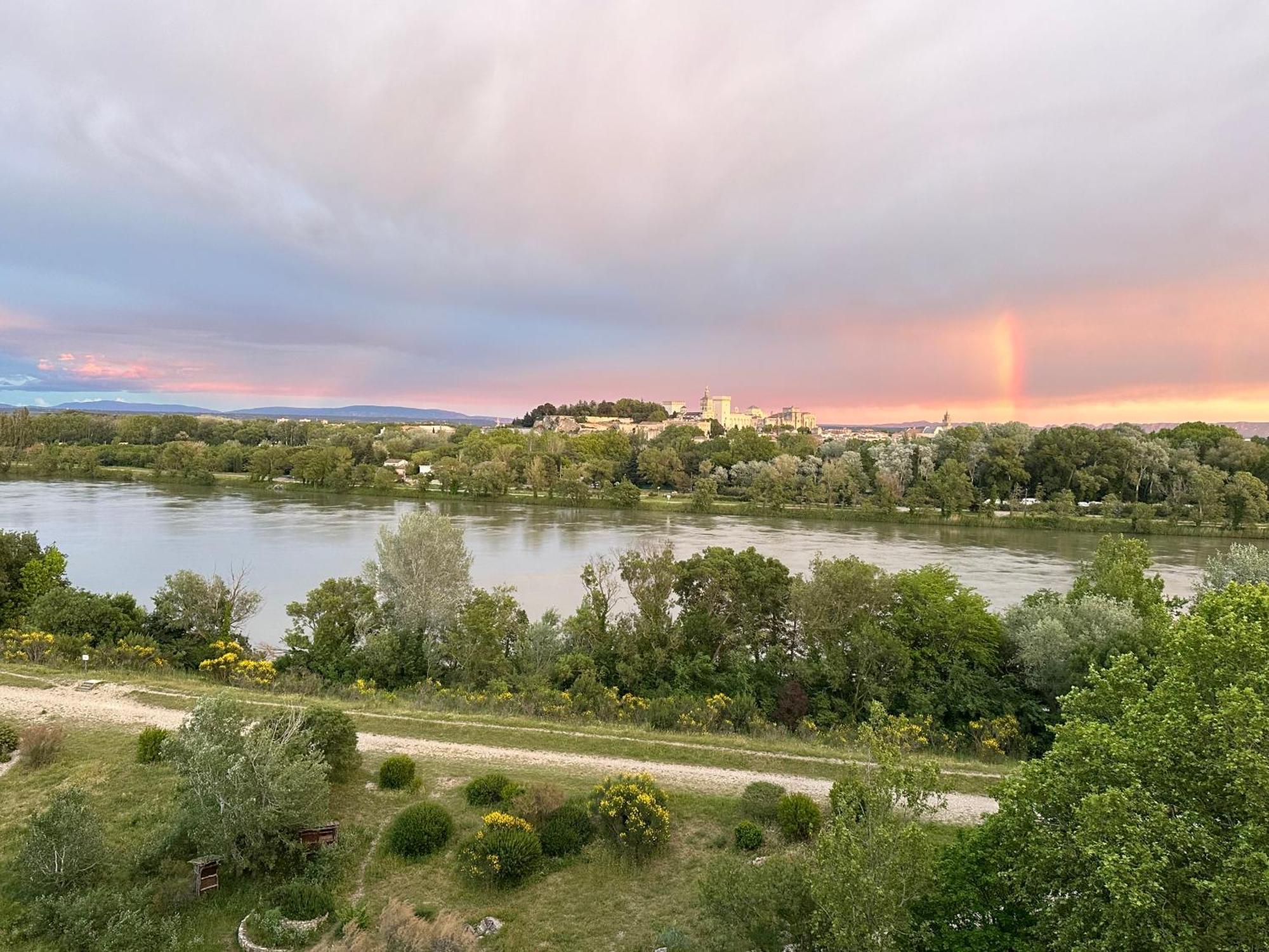 Charmante Petite Maison Avec Vue Panoramique, En Centre Historique, Proche D'Avignon, Ancienne, Renovee, Climatisee, Terrasse, Parking Public Gratuit Villeneuve-les-Avignon Luaran gambar