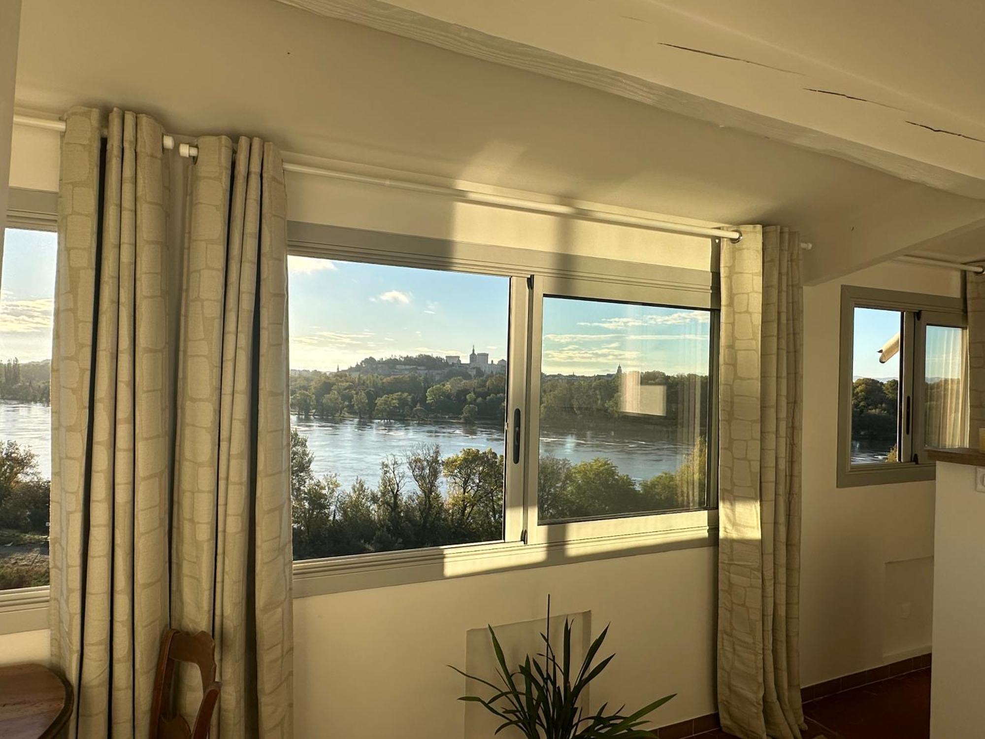 Charmante Petite Maison Avec Vue Panoramique, En Centre Historique, Proche D'Avignon, Ancienne, Renovee, Climatisee, Terrasse, Parking Public Gratuit Villeneuve-les-Avignon Luaran gambar